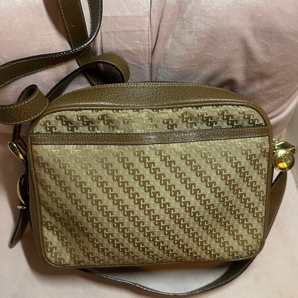 Gucci Shoulder Bag 2 1/2 x 9x 6 1/2 outside in excellent condition - Picture 3 of 10